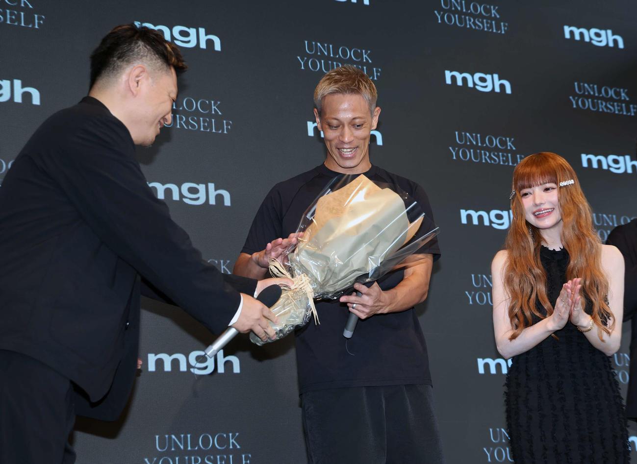 mghブランドローンチ記者発表会で、本日39歳の誕生日を迎えた本田圭佑（中央）に花束がプレゼントされる。右は益若つばさ（撮影・山本朝陽）