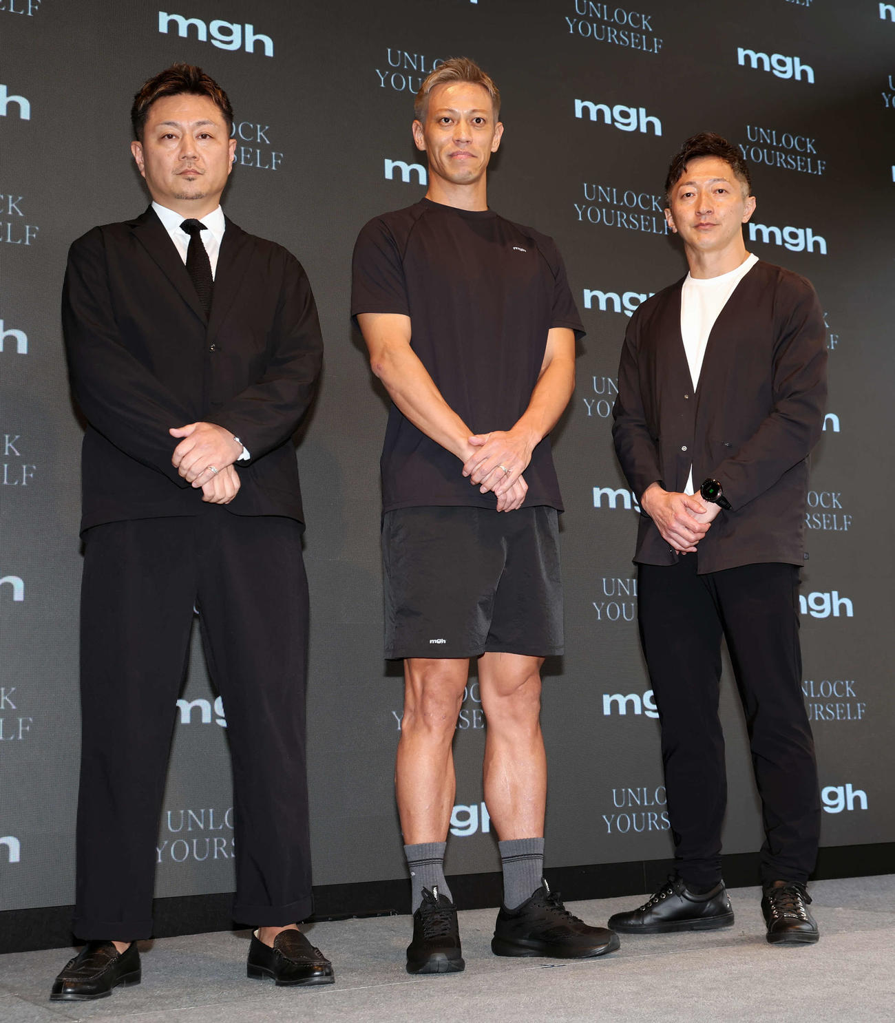 mghブランドローンチ記者発表会に登壇し、フォトセッションを行う、左から黒飛功二朗氏、本田圭佑、林周一郎氏（撮影・山本朝陽）