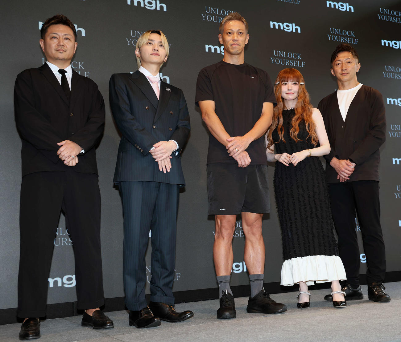 mghブランドローンチ記者発表会に登壇し、フォトセッションを行う、左から黒飛功二朗氏、SKY－HI、本田圭佑、益若つばさ、林周一郎氏（撮影・山本朝陽）