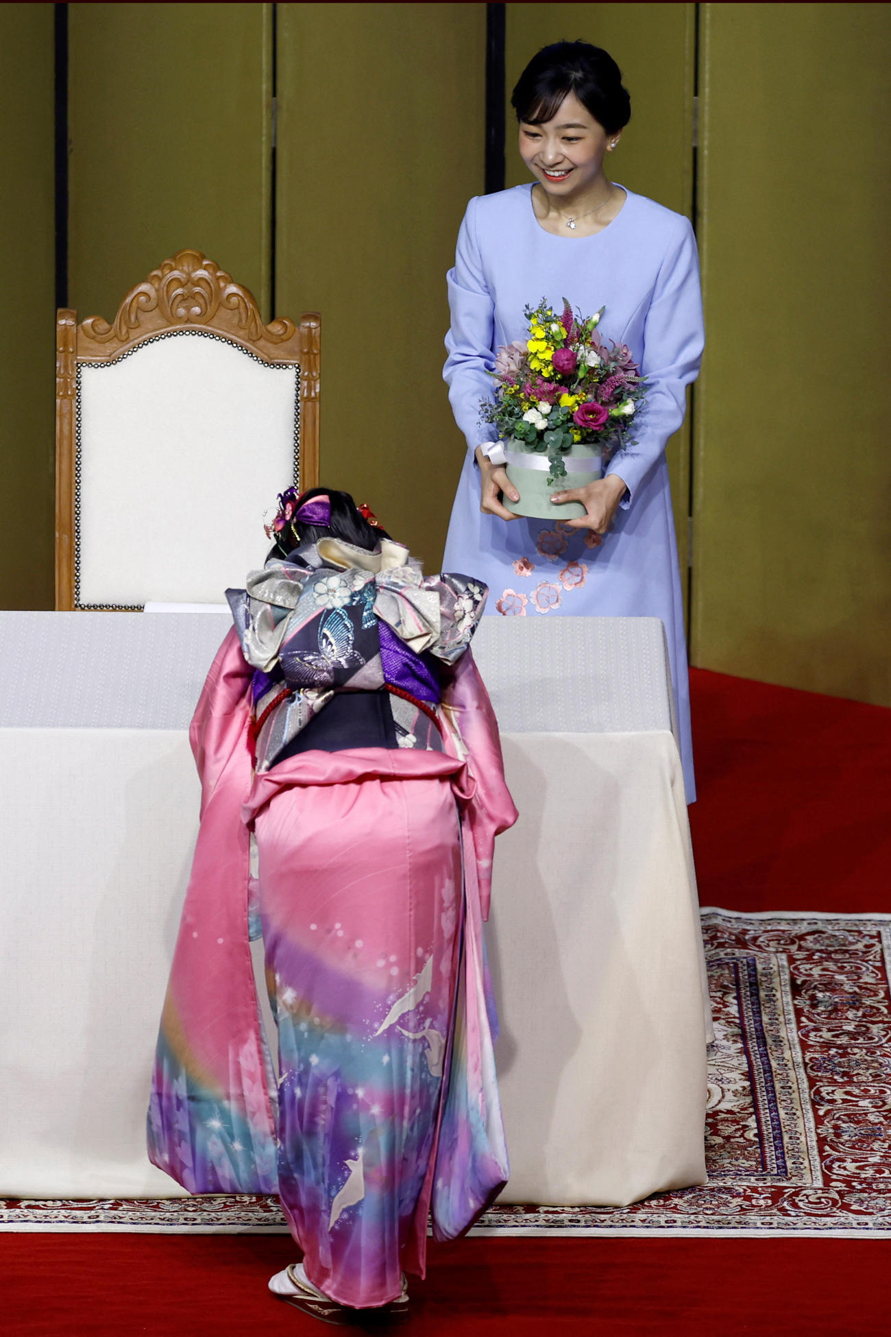 6日、ブラジル・サンパウロのブラジル日本文化福祉協会を訪問し、花束を受け取る佳子さま（ロイター）