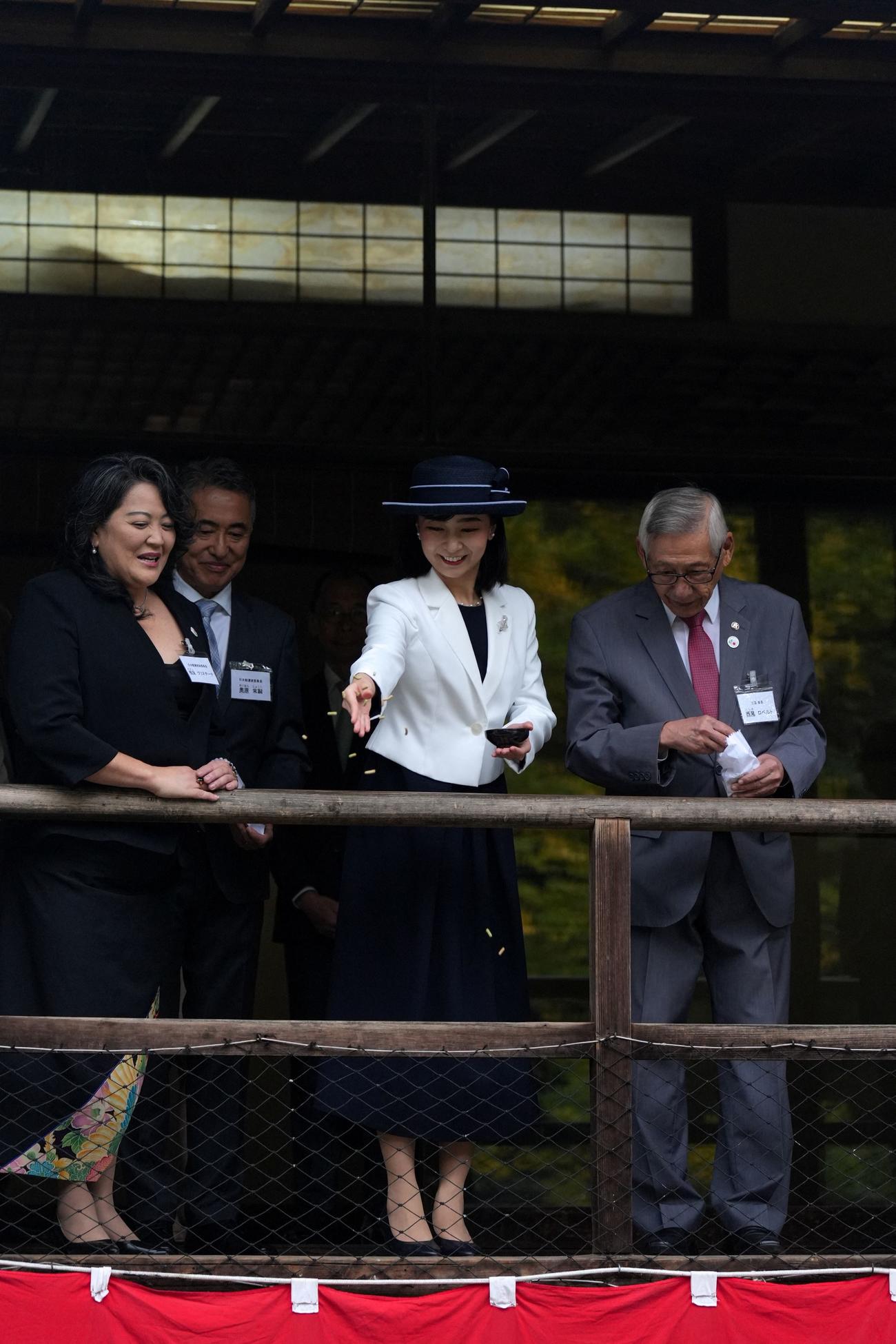 5日、ブラジル・サンパウロのイビラプエラ公園にある日本館で鯉に餌を与える佳子さま（ロイター）