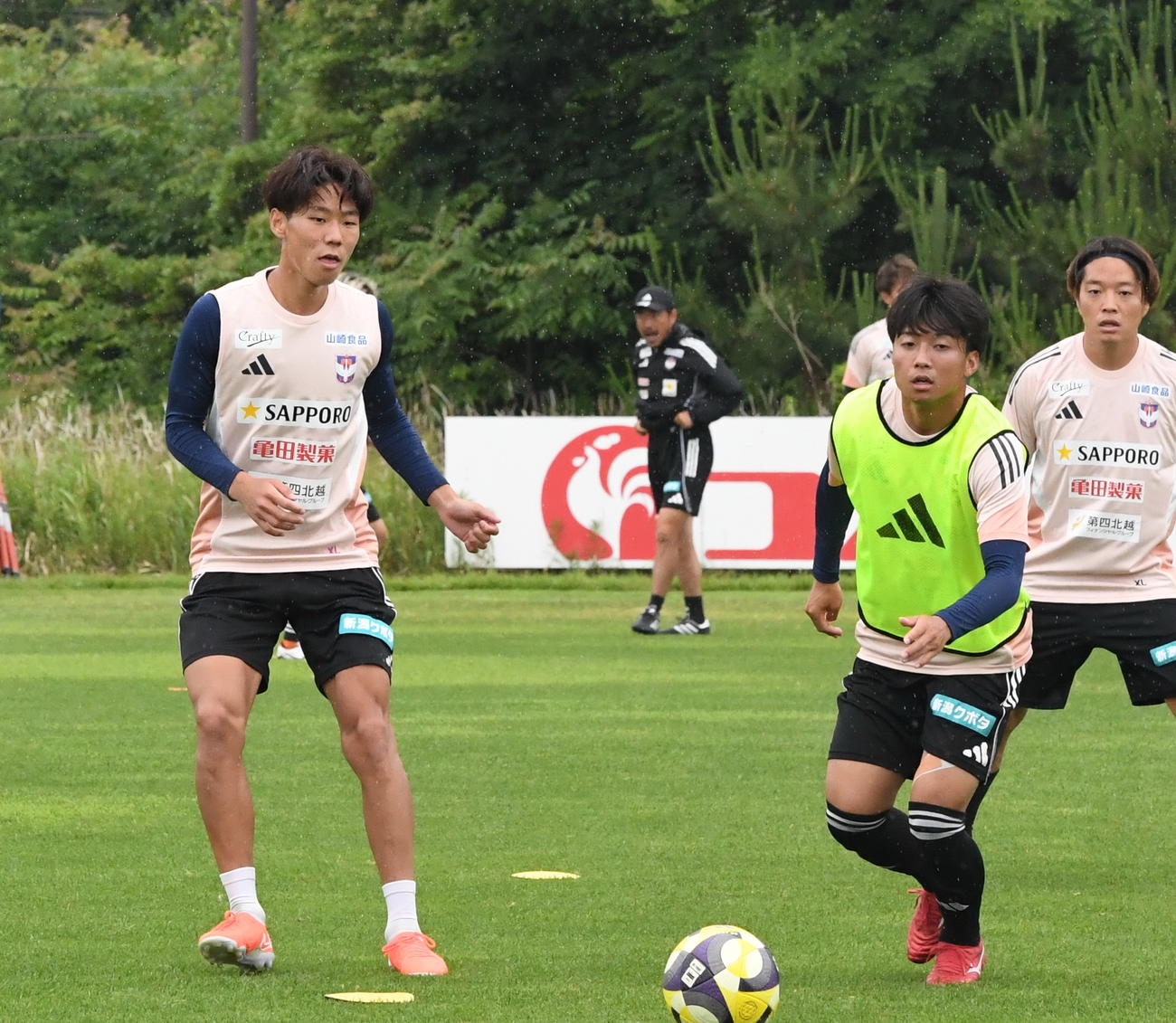 ホーム横浜戦前日練習でパスを出す新潟・稲村（左）（撮影・小林忠）