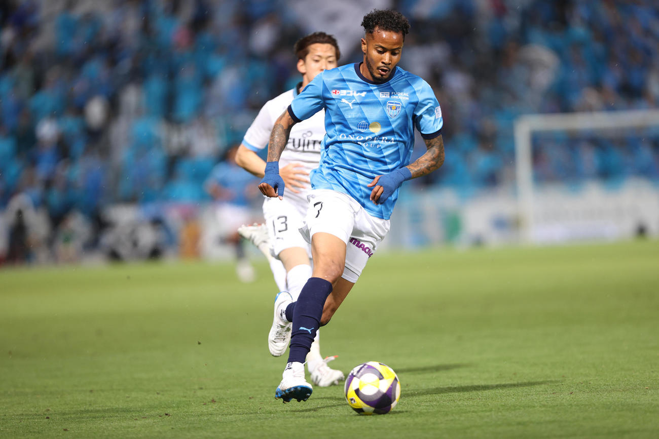 横浜FC対川崎F　前半、攻め上がる横浜FC鈴木武（撮影・水谷安孝）