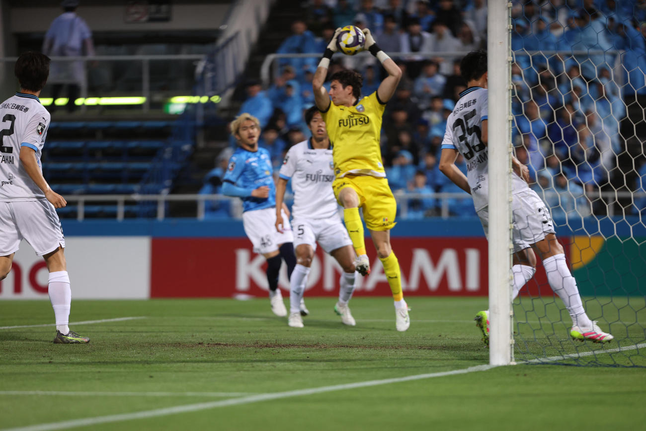横浜FC対川崎F　前半、ゴールを守る川崎FのGK山口（撮影・水谷安孝）