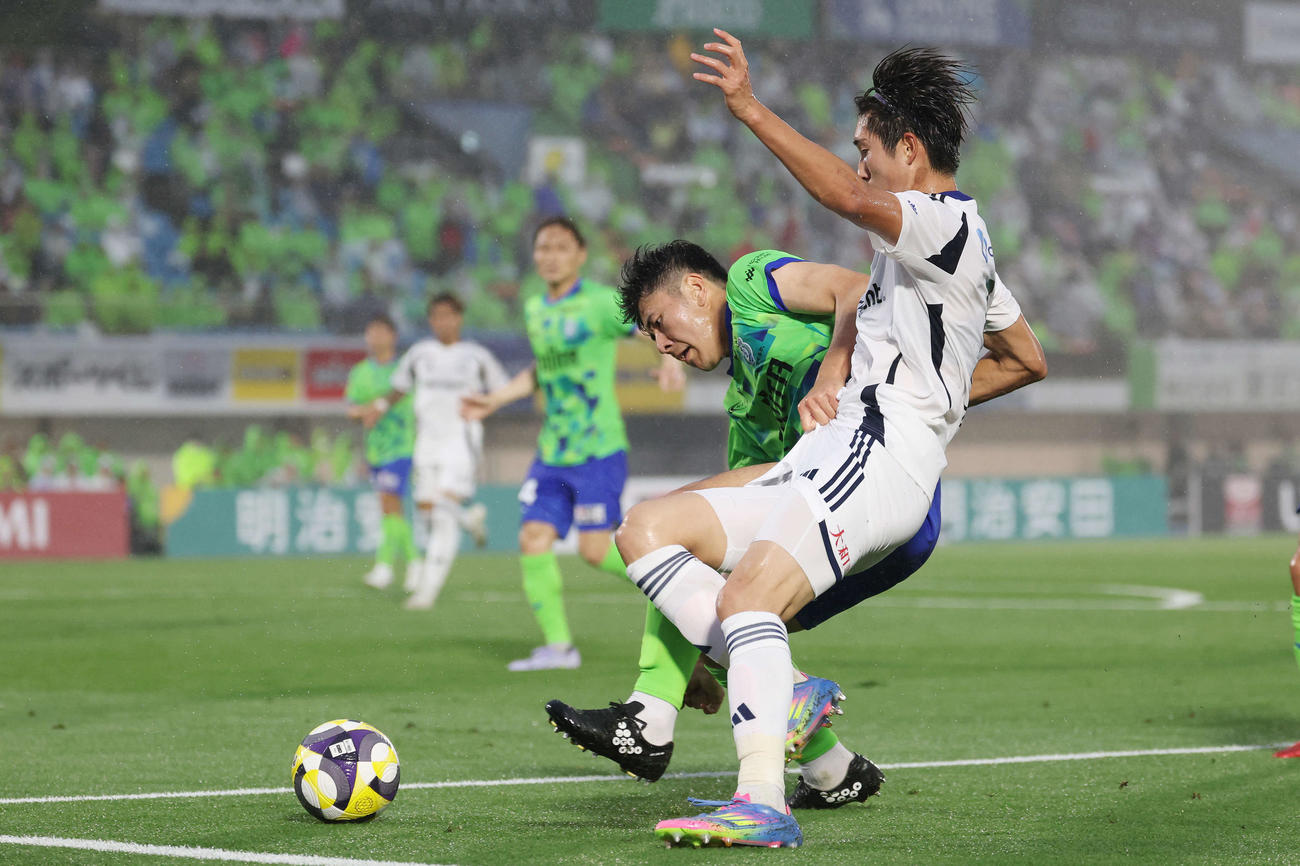 湘南対町田　前半、町田藤尾（右）を抑えゴールキックにする湘南鈴木淳（撮影・宮地輝）