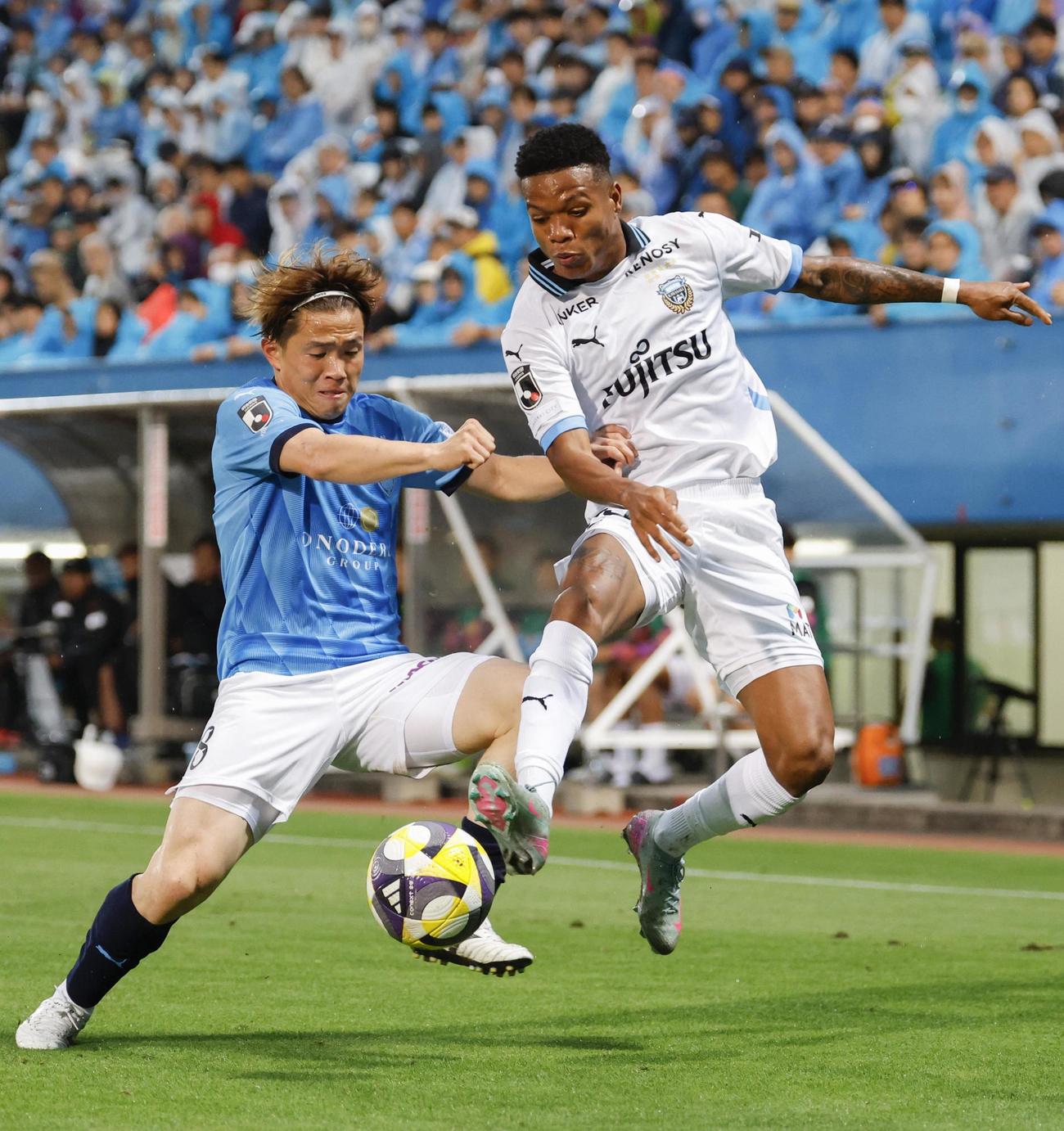 前半、競り合う横浜FC・山根（左）と川崎・マルシーニョ（共同）
