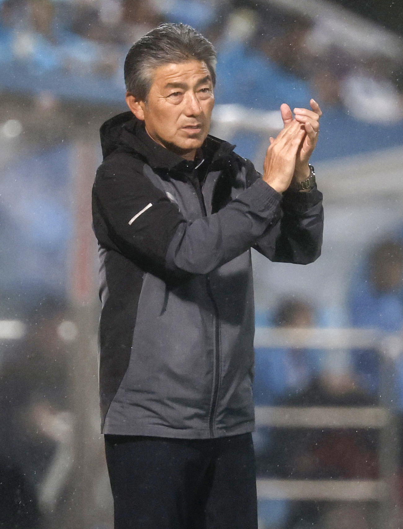 選手を鼓舞する川崎・長谷部監督（共同）