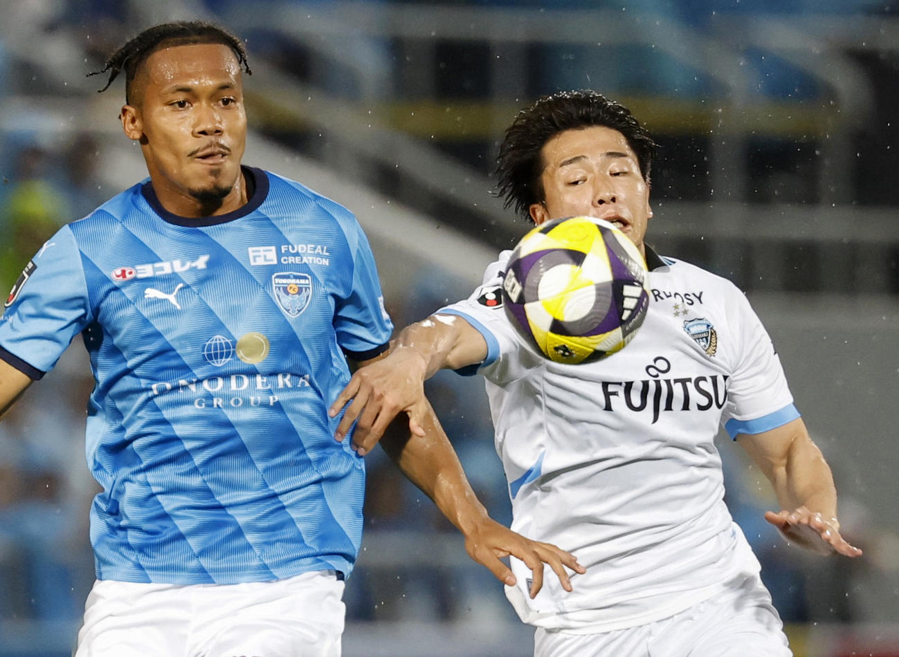 前半、競り合う横浜FCのンドカ（左）と川崎・山田（共同）