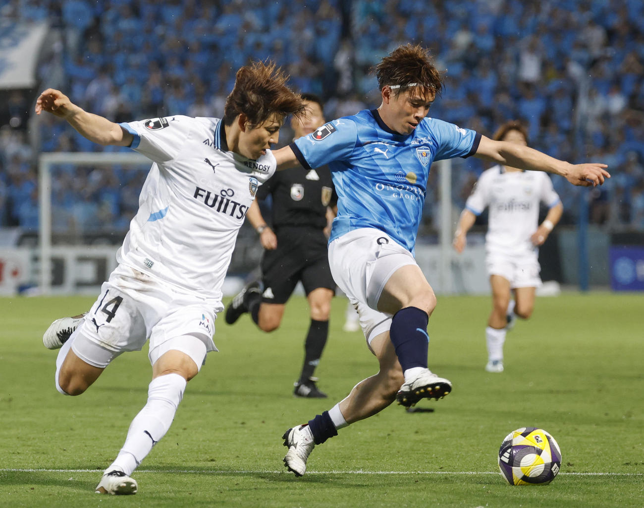 前半、競り合う川崎・脇坂（左）と横浜FC・山根（共同）