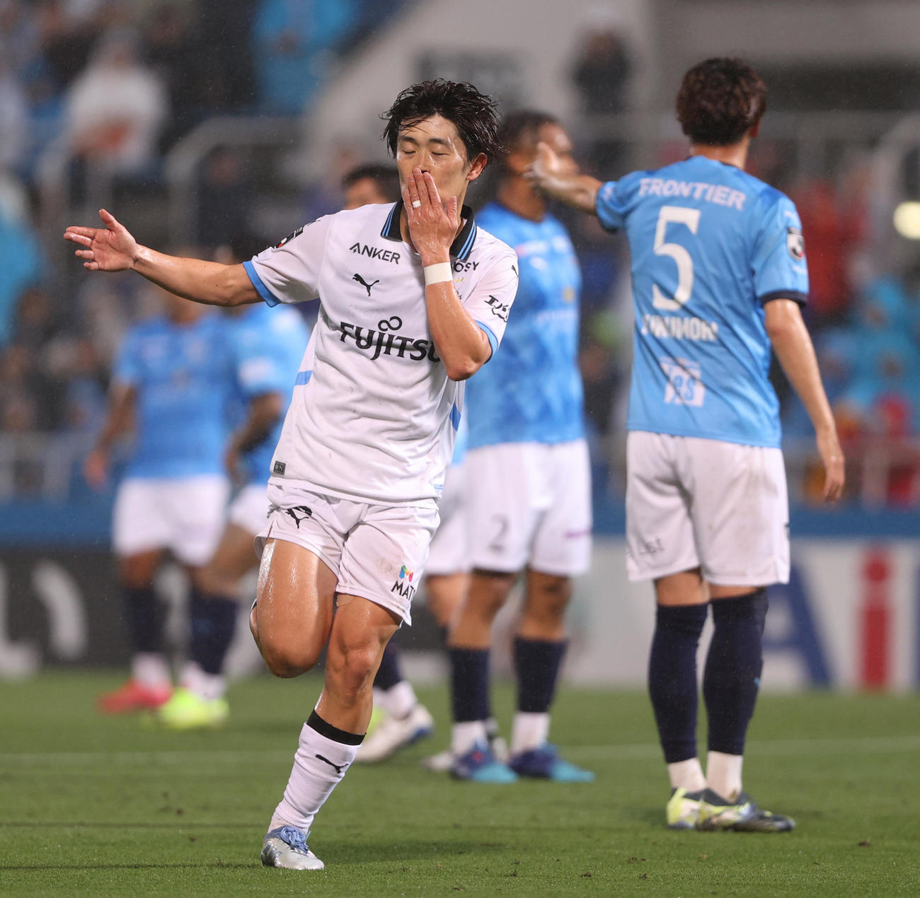 横浜FC対川崎F　後半、ゴールを決め喜ぶ川崎F山本（撮影・水谷安孝）