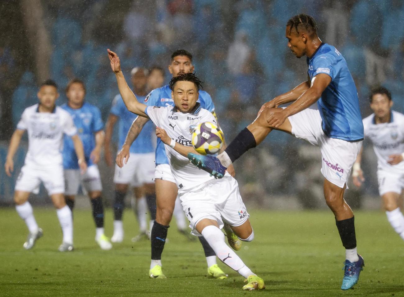 競り合う横浜FCのンドカ（右）と川崎・小林（共同）