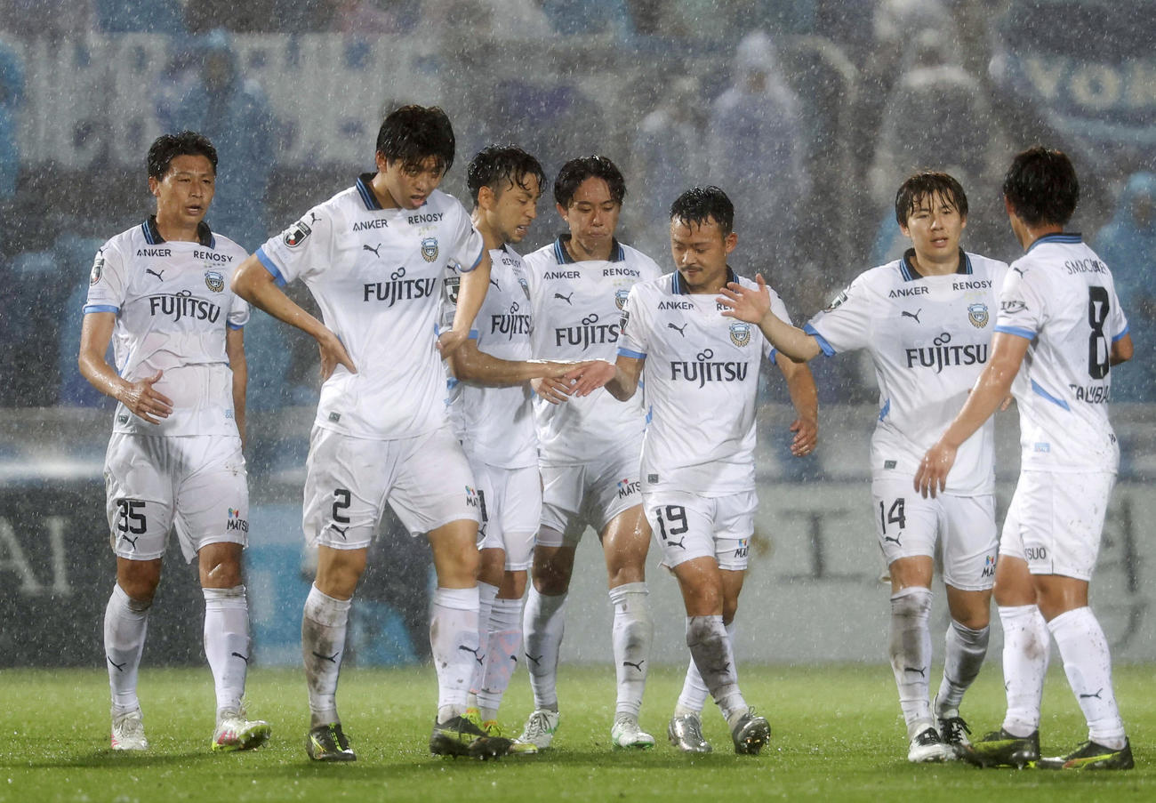 横浜FCに競り勝ち、喜ぶ脇坂（右から2人目）ら川崎イレブン（共同）