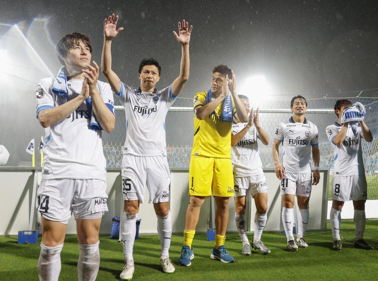 横浜FCに競り勝ち、声援に応える川崎の選手たち（共同）