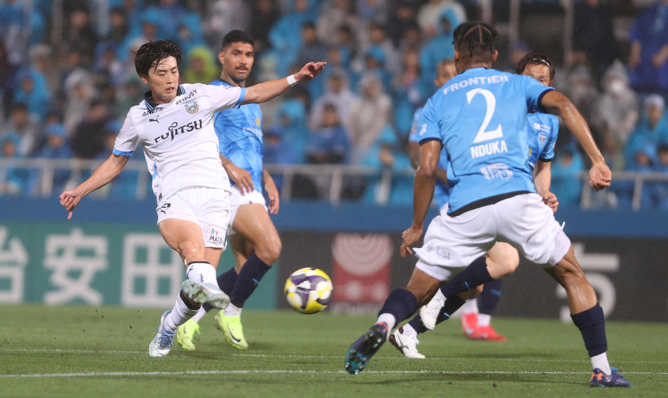 横浜FC対川崎F　後半、ゴールを決める川崎F山本（撮影・水谷安孝）