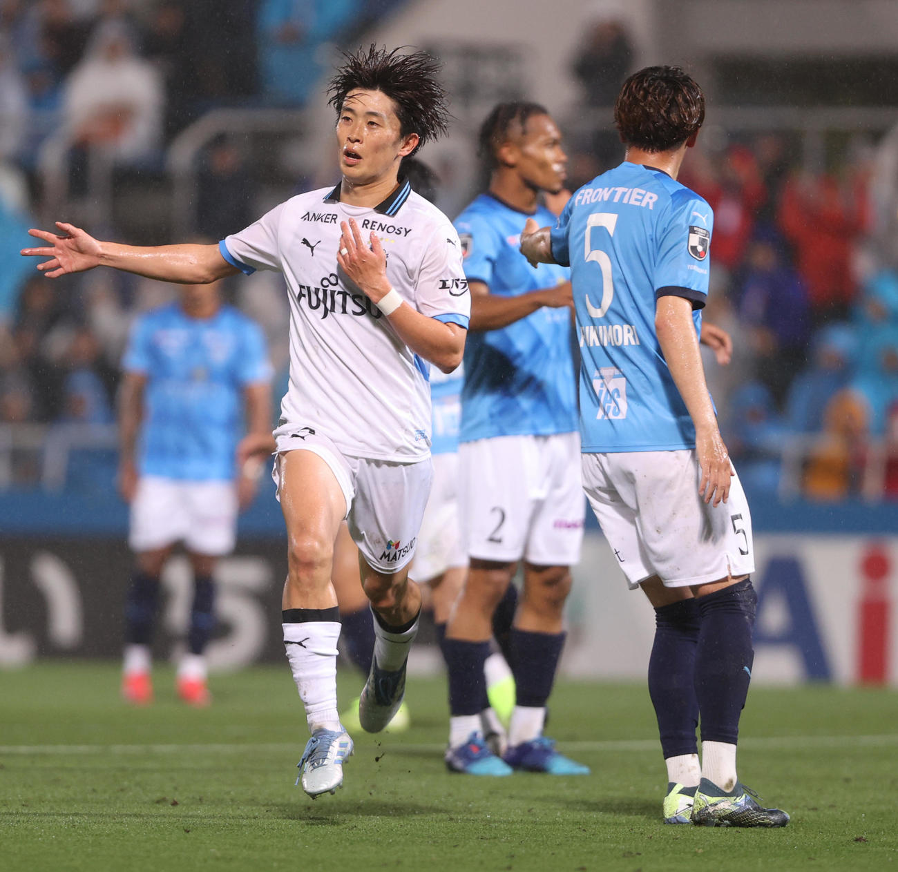 横浜FC対川崎F　後半、ゴールを決め喜ぶ川崎F山本（撮影・水谷安孝）
