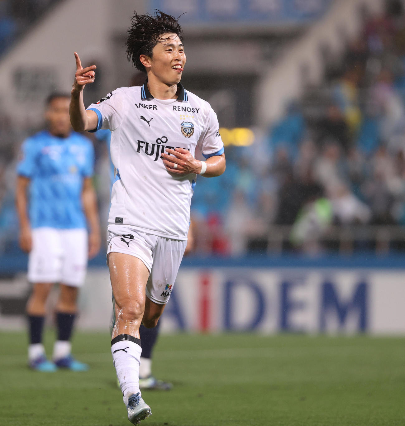 横浜FC対川崎F　後半、ゴールを決め喜ぶ川崎F山本（撮影・水谷安孝）