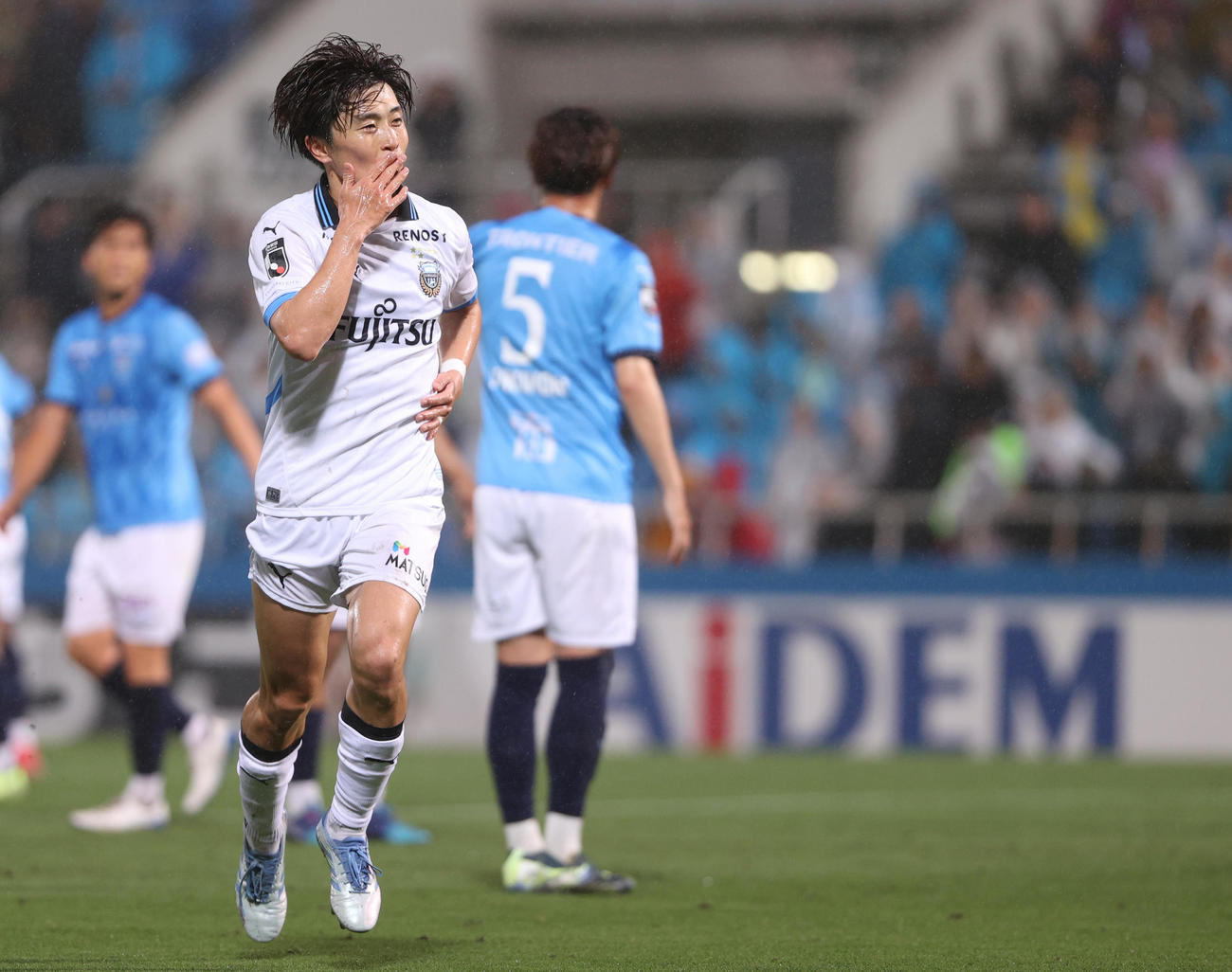 横浜FC対川崎F　後半、ゴールを決め喜ぶ川崎F山本（撮影・水谷安孝）