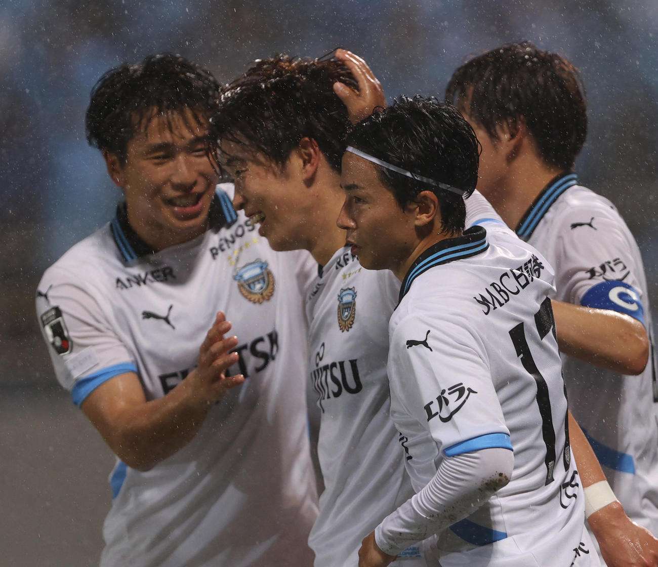 横浜FC対川崎F　後半、ゴールを決め仲間に祝福される川崎F山本（撮影・水谷安孝）