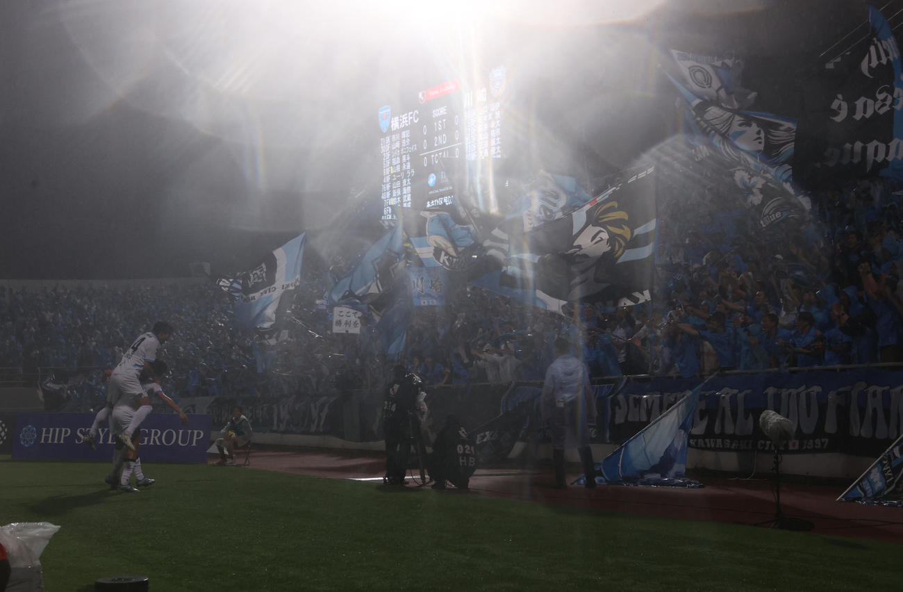 横浜FC対川崎F　後半、川崎F山本がゴールを決め雨の中で応援するサポーターと喜び合う（撮影・水谷安孝）