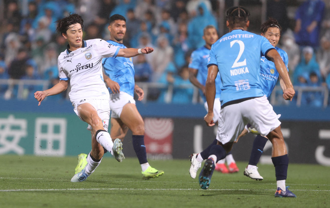 横浜FC対川崎F　後半、ゴールを決める川崎F山本（撮影・水谷安孝）
