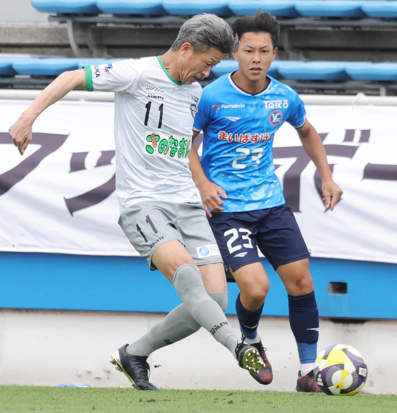 YSCC横浜対アトレチコ鈴鹿　後半、パスを出すアトレチコ鈴鹿カズ（撮影・野上伸悟）