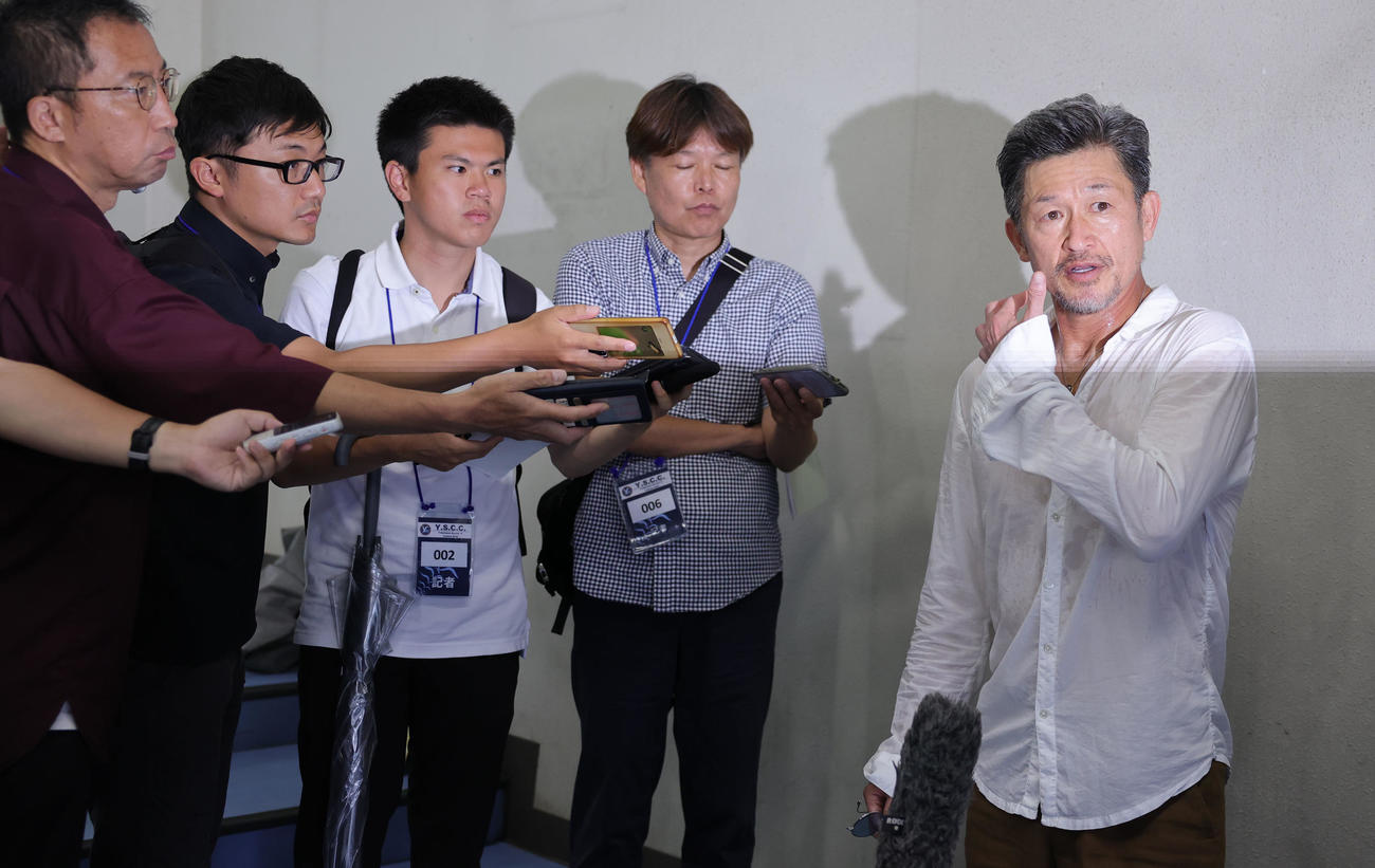 YSCC横浜対アトレチコ鈴鹿　試合後に取材対応するアトレチコ鈴鹿カズ（撮影・野上伸悟）