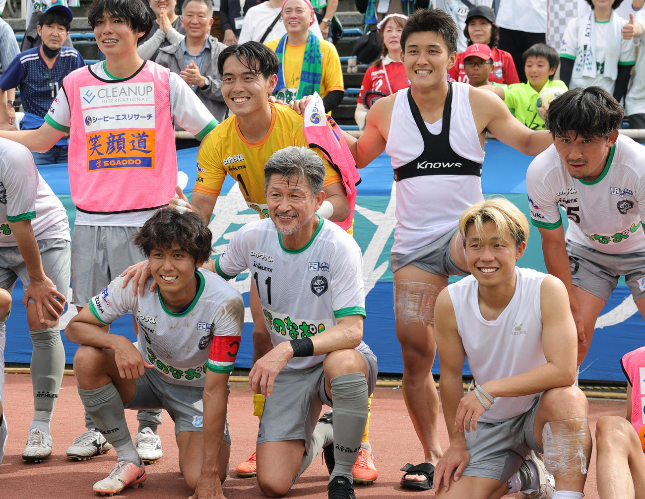 YSCC横浜対アトレチコ鈴鹿　仲間と勝利を喜ぶアトレチコ鈴鹿カズ（前列中央）（撮影・野上伸悟）