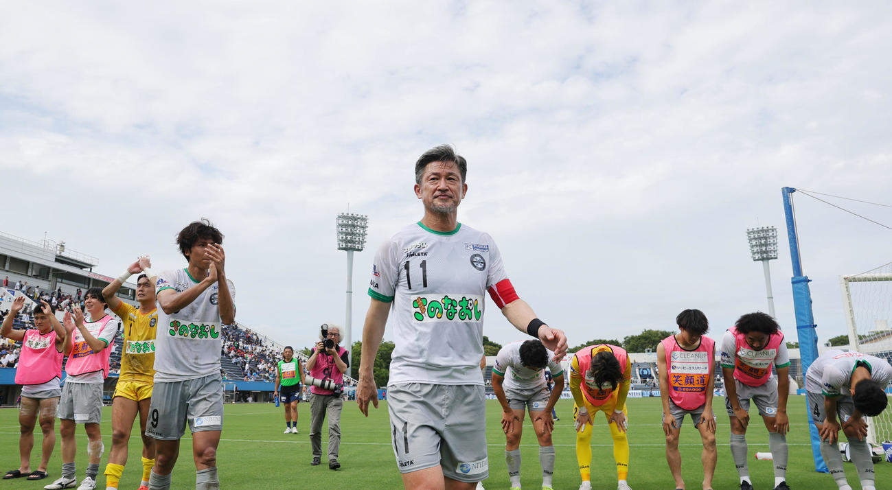 YSCC横浜対アトレチコ鈴鹿　サポーターのもとへ勝利のあいさつに向かうアトレチコ鈴鹿カズ（撮影・野上伸悟）