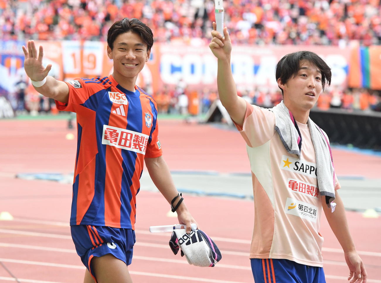 勝利に笑顔の新潟稲村（左）（撮影・小林忠）