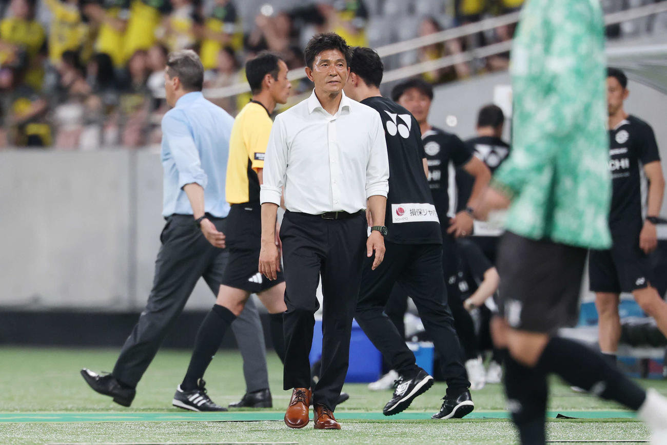 東京V対柏　敗れて厳しい表情の東京V城福監督（撮影・宮地輝）
