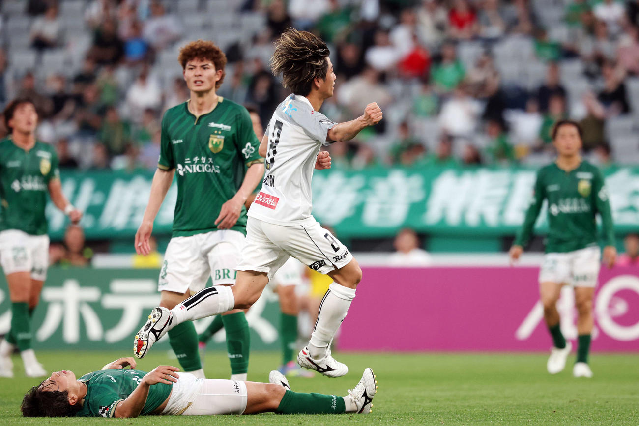 東京V対柏　前半、ゴールを決めた柏小泉（撮影・宮地輝）