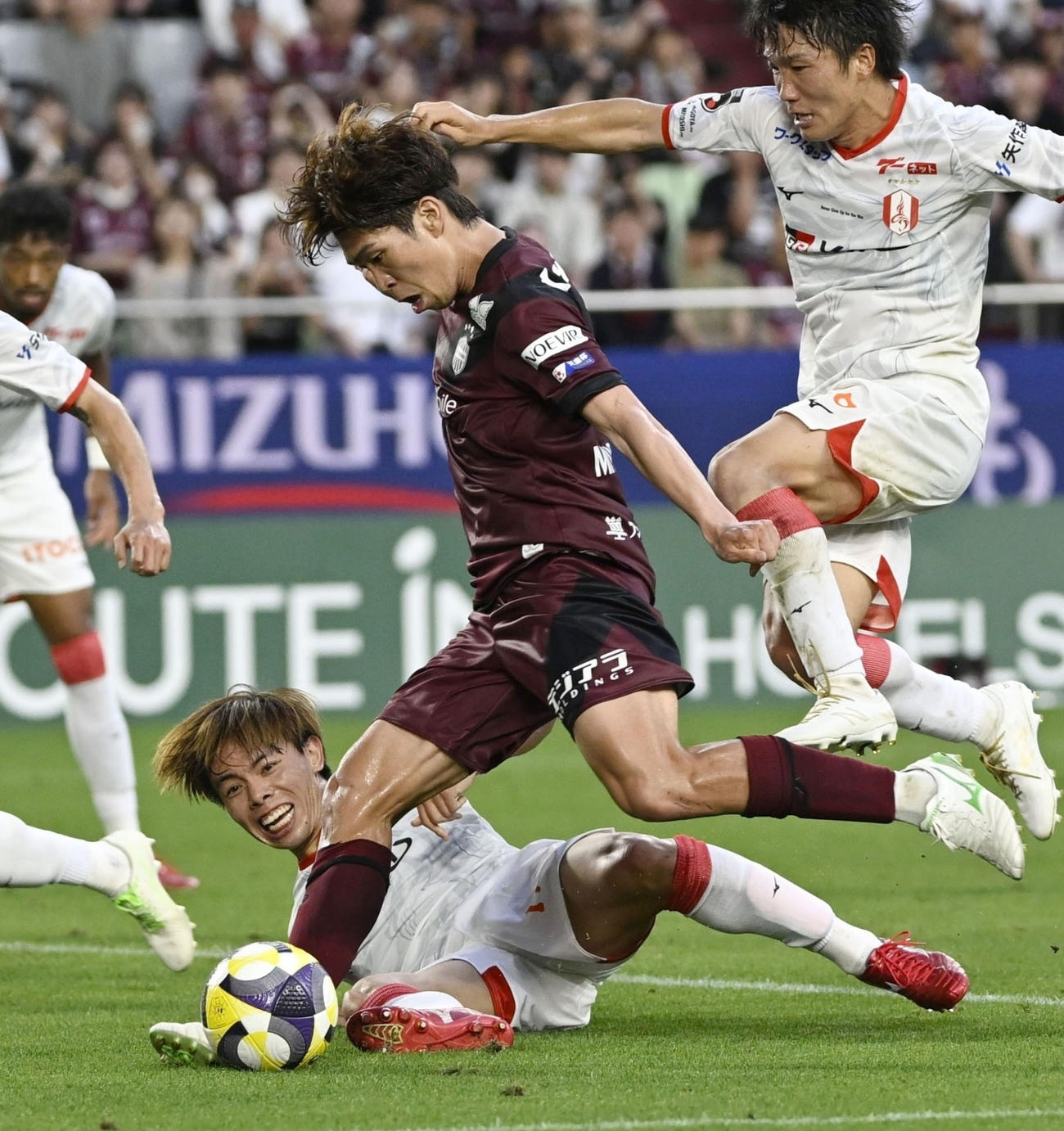 神戸―名古屋　前半、ゴールを決める神戸・宮代（手前）＝ノエスタ(共同)