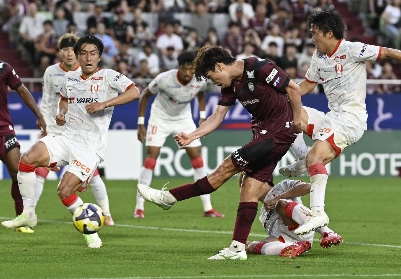 神戸―名古屋　前半、ゴールを決める神戸・宮代（手前）＝ノエスタ(共同)