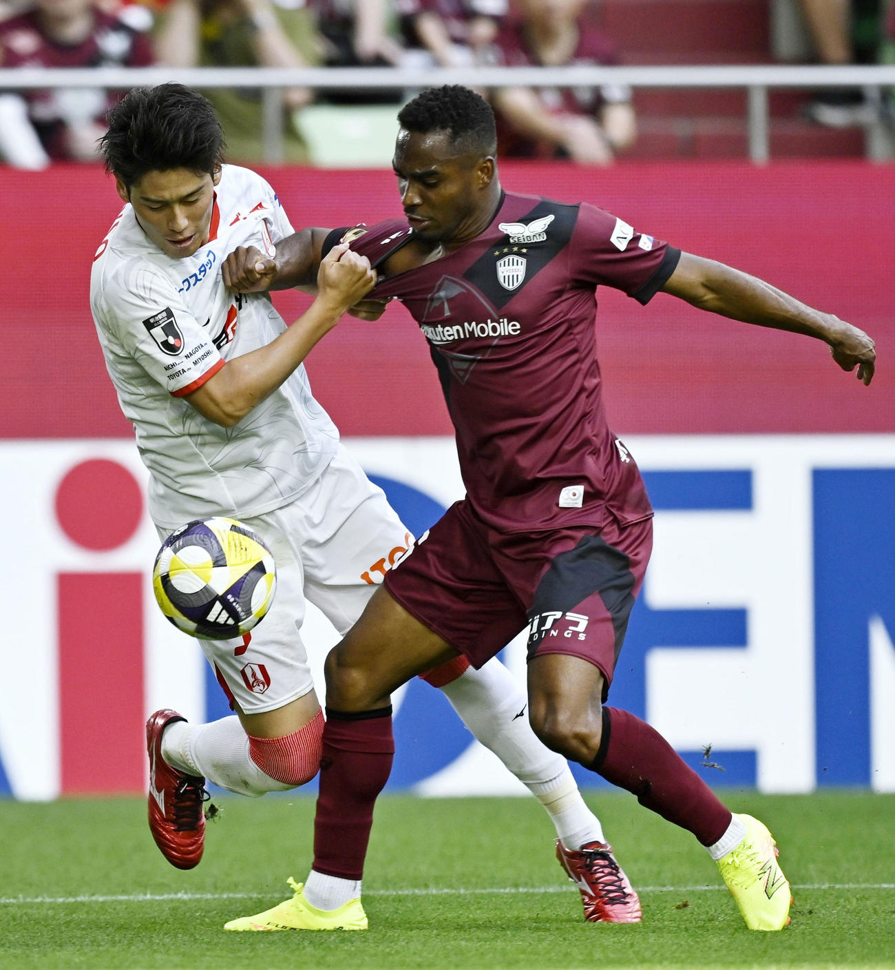神戸―名古屋　前半、競り合う名古屋・佐藤（左）と神戸・ジェアンパトリッキ＝ノエスタ(共同)