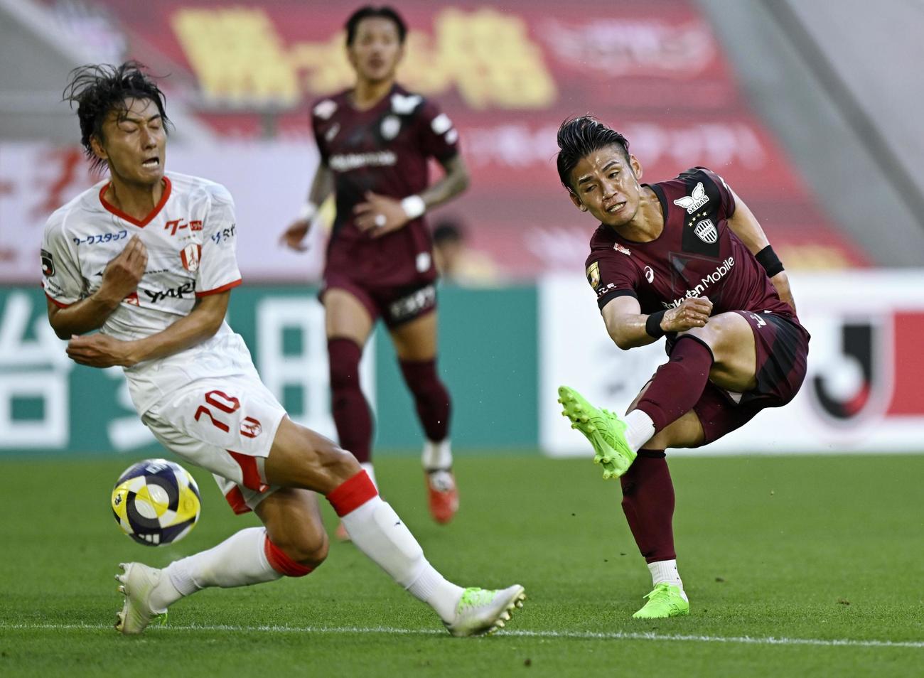 神戸―名古屋　前半、ゴールを狙う神戸・佐々木。左は名古屋・原＝ノエスタ(共同)
