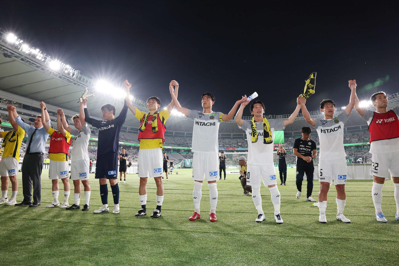 東京V対柏　勝利を喜ぶ柏の選手たち（撮影・宮地輝）