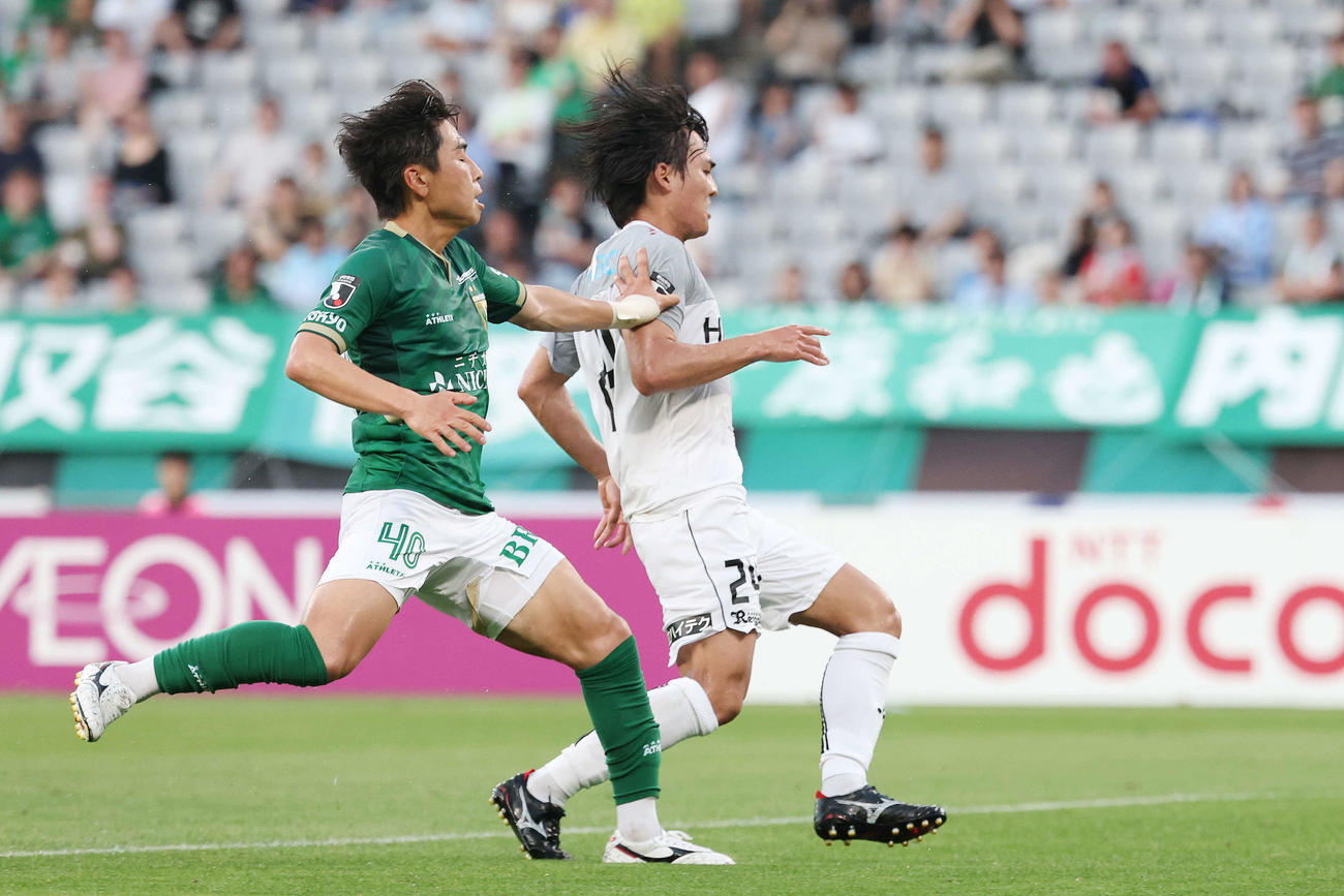 東京V対柏　前半、ゴールを決める柏久保（右）（撮影・宮地輝）