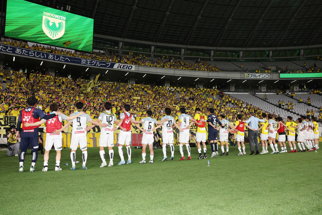東京V対柏　サポーターと勝利を喜ぶ柏の選手たち（撮影・宮地輝）