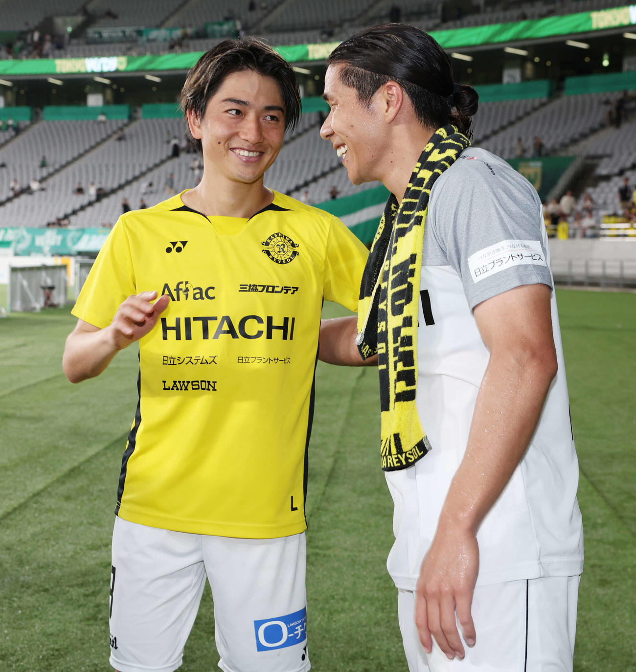 東京V対柏　勝利し笑顔の柏小泉（左）と三丸（撮影・宮地輝）