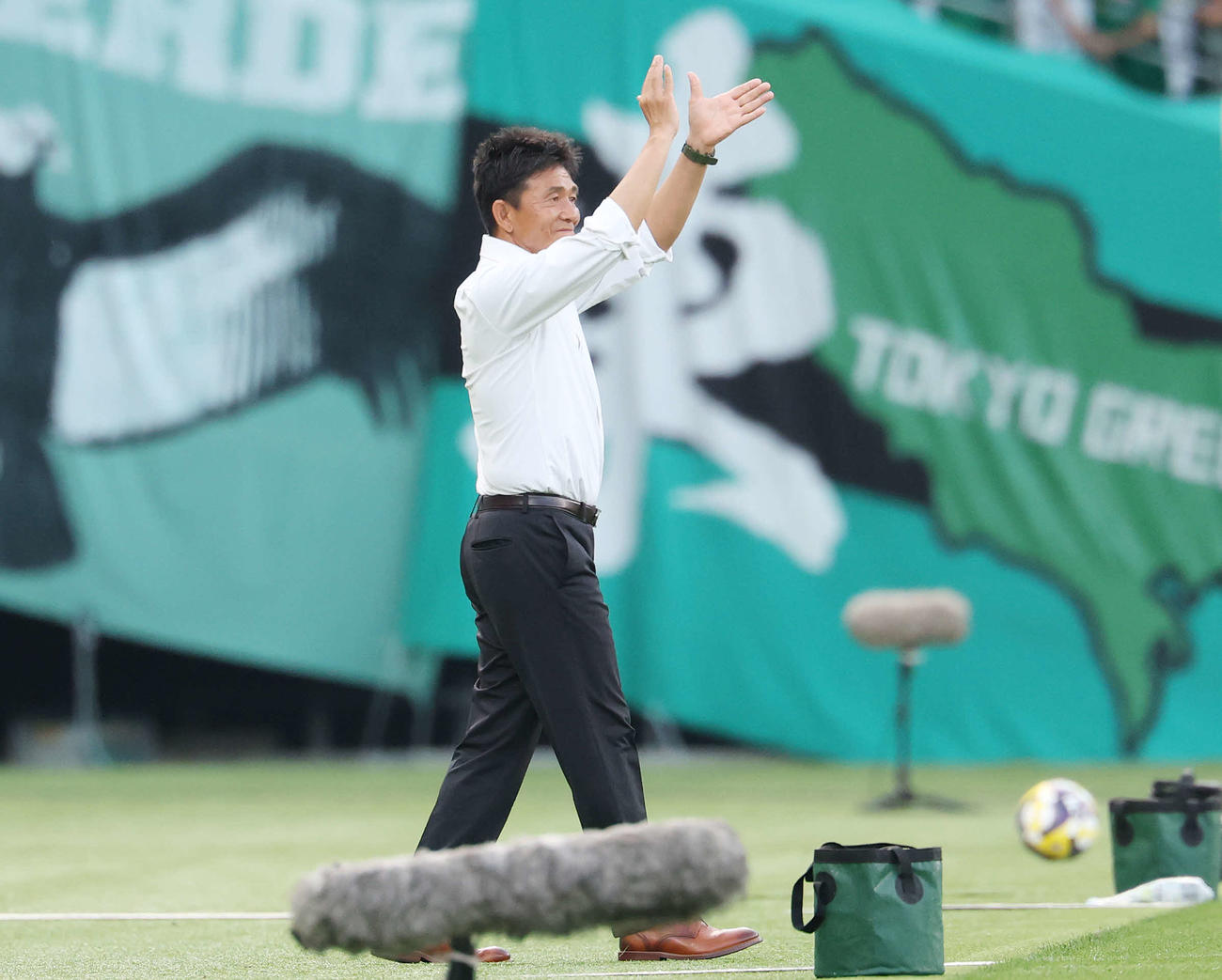 東京V対柏　前半、選手たちに拍手する東京V城福監督（撮影・宮地輝）