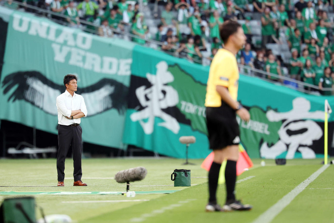 東京V対柏　前半、戦況を見つめる東京V城福監督（撮影・宮地輝）