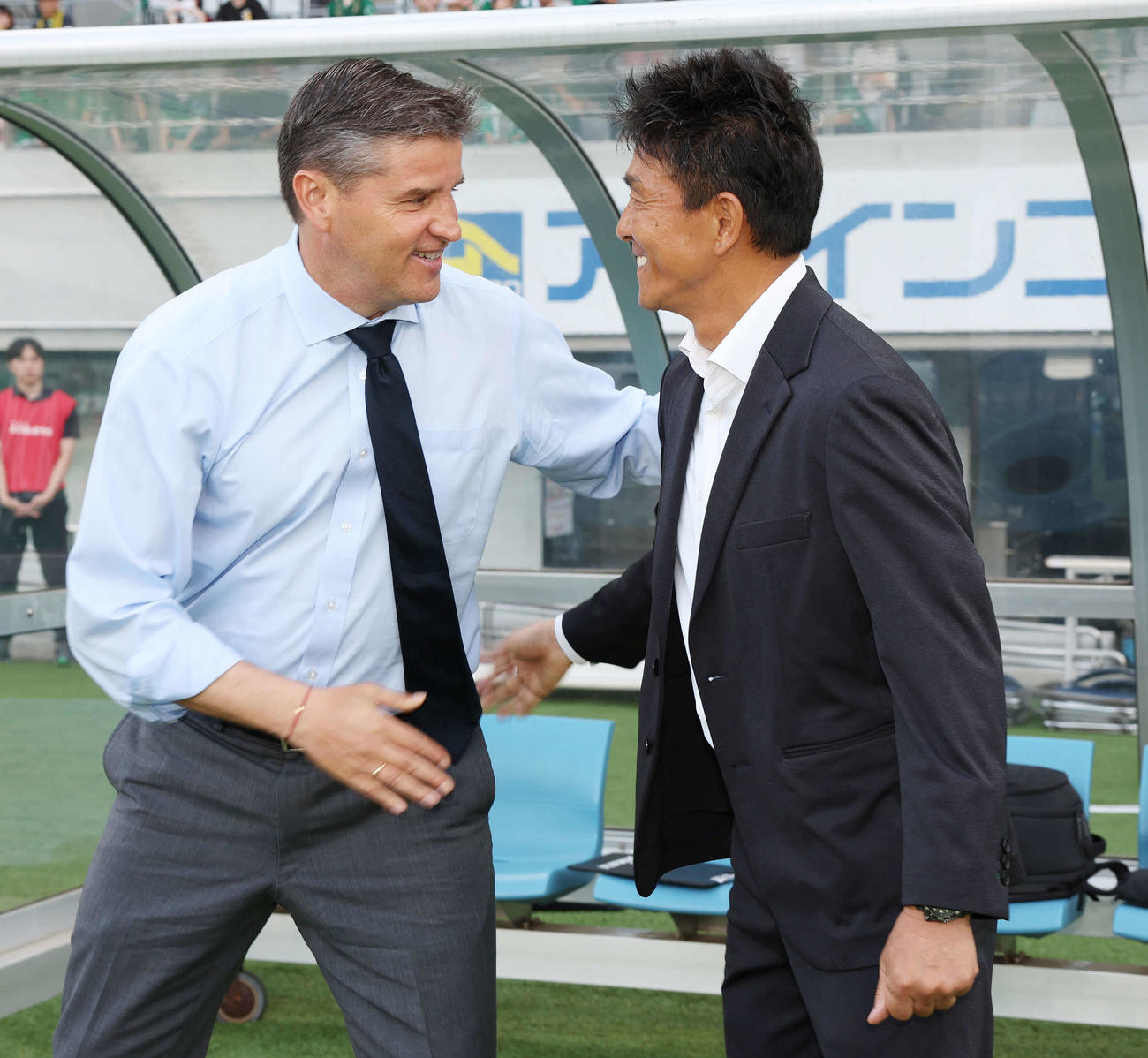 東京V対柏　試合前、あいさつを交わす柏ロドリゲス監督（左）と東京V城福監督（撮影・宮地輝）