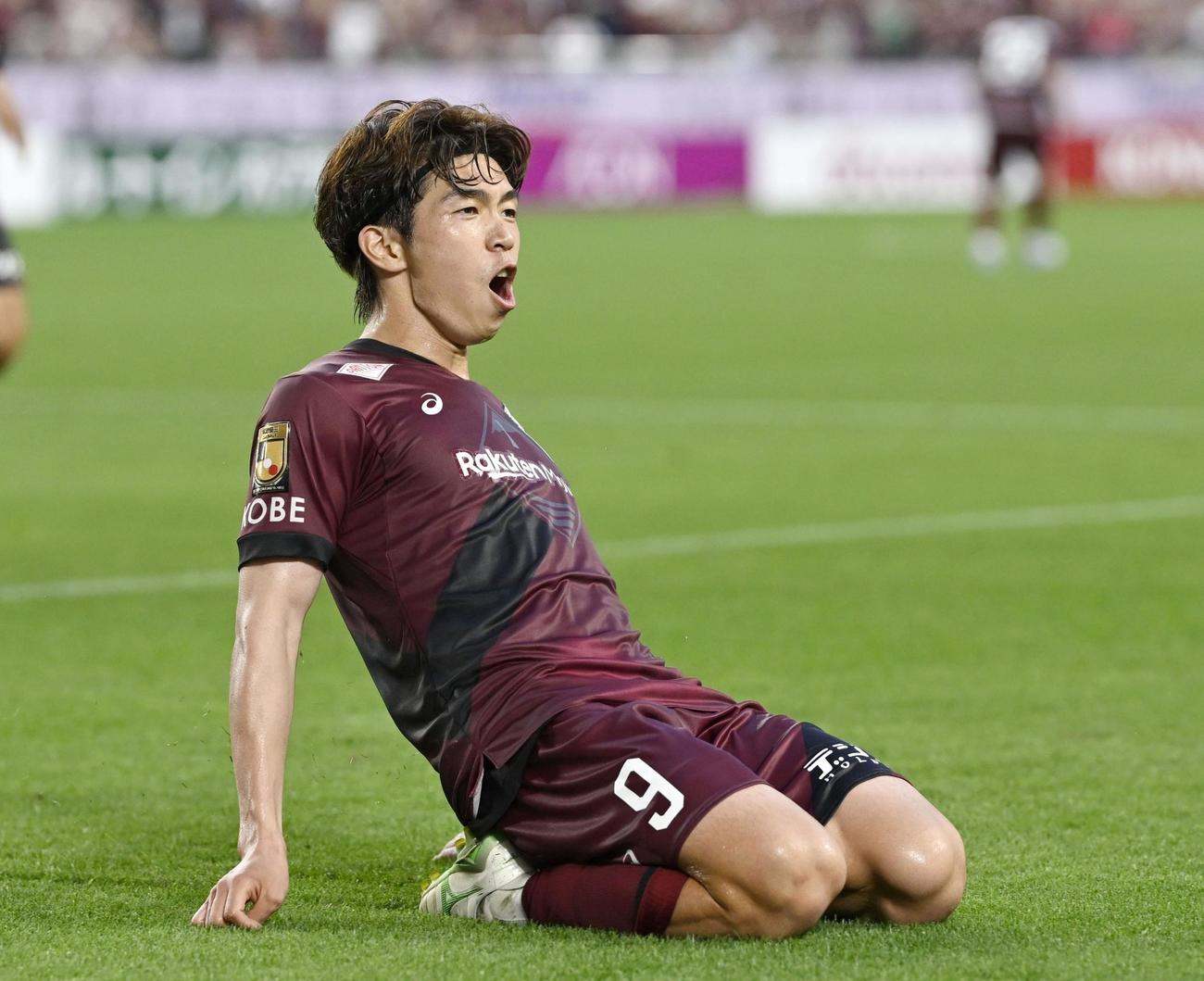 神戸対名古屋　前半、ゴールを決め喜ぶ神戸宮代（共同）