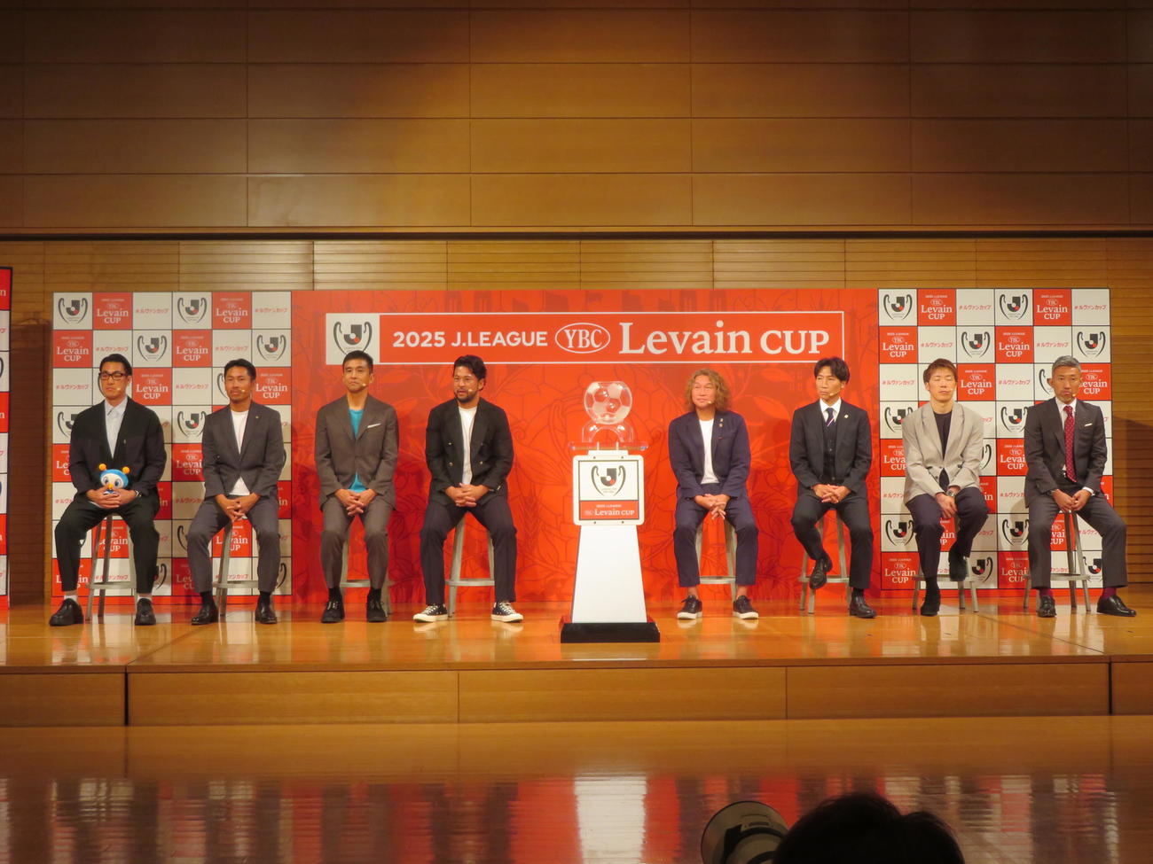 ルヴァン杯プライムラウンド組み合わせ抽選会に出席した、左から南雄太、柴崎晃誠、稲本潤一、秋元陽太、岡野雅行、波戸康広、林陵平、田中英雄の各氏（撮影・佐藤成）