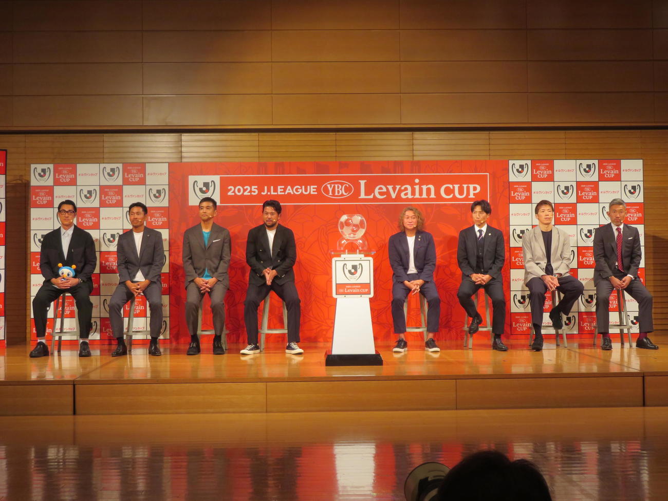 ルヴァン杯プライムラウンド組み合わせ抽選会に出席した左から南雄太、柴崎晃誠、稲本潤一、秋元陽太、岡野雅行、波戸康広、林陵平、田中英雄の各氏（撮影・佐藤成）