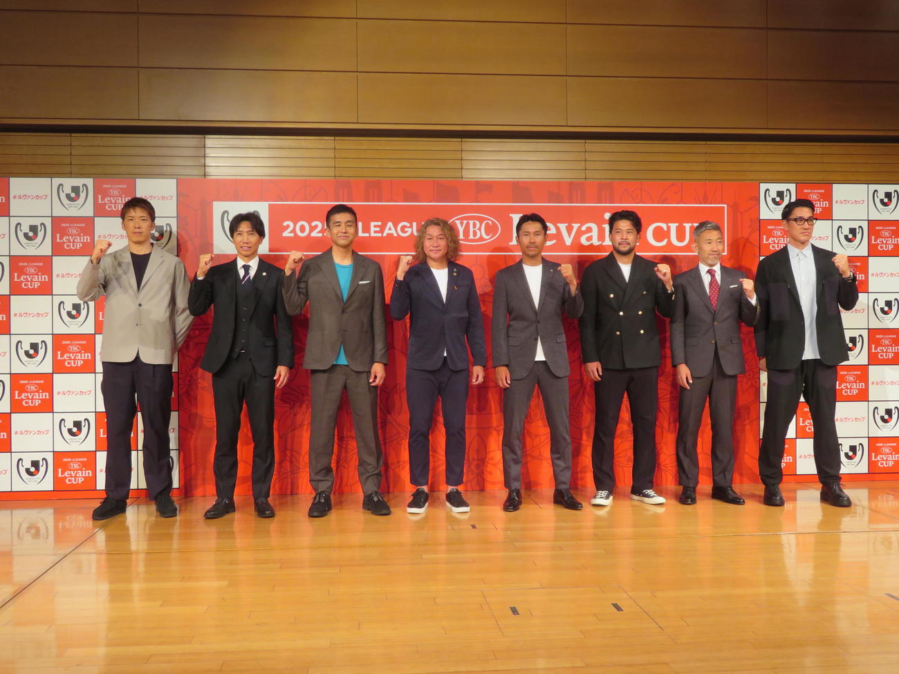 ルヴァン杯プライムラウンド組み合わせ抽選会に出席した左から林陵平、波戸康広、稲本潤一、岡野雅行、柴崎晃誠、秋元陽太、田中英雄、南雄太の各氏（撮影・佐藤成）