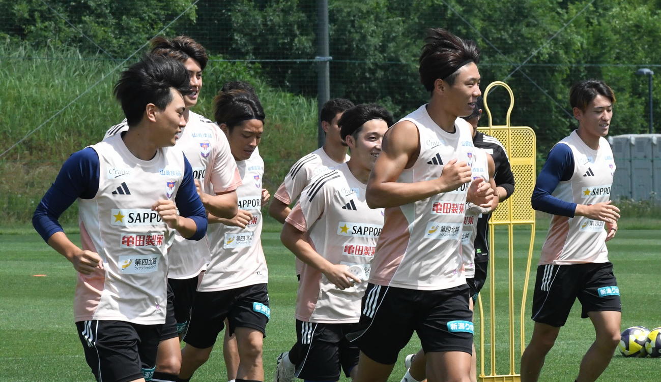 18日の練習序盤でランニングする新潟・稲村（手前右）
