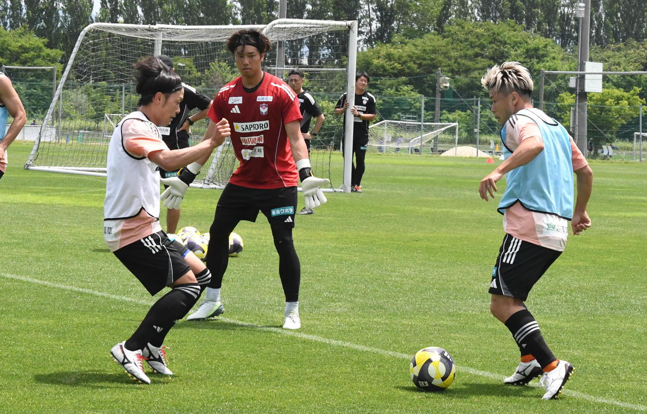 GKを交えた狭いエリアでのポジショナルゲームでパスを要求する新潟GK田代（左から2人目）（撮影・小林忠）