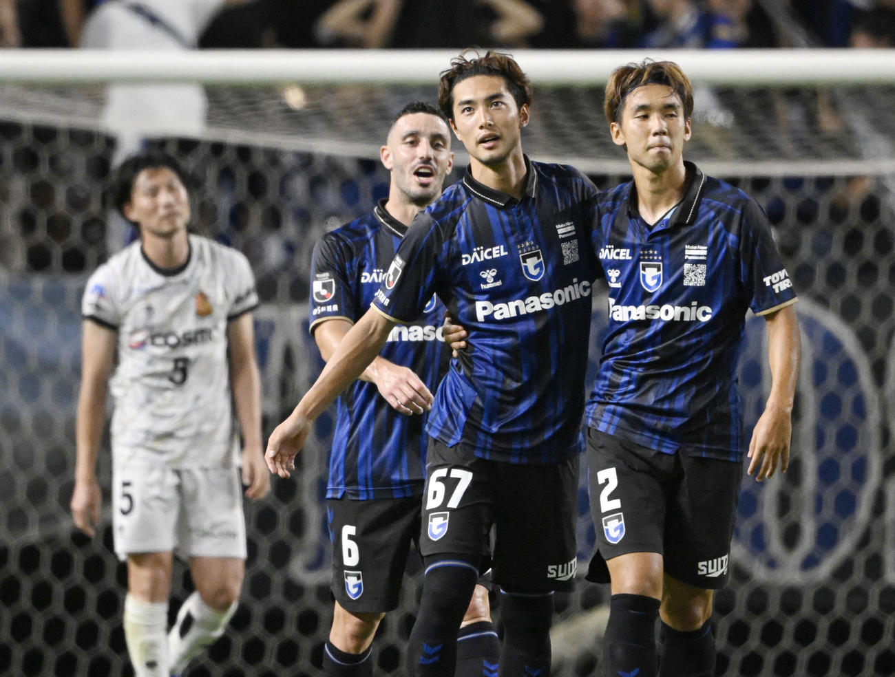 後半、同点ゴールを決めたG大阪・佐々木（右から2人目）＝共同