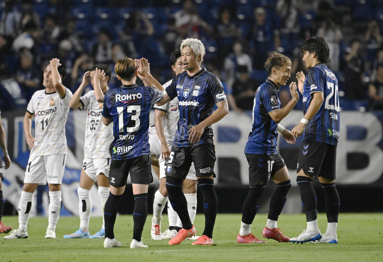 ヴィアティン三重に勝利し、タッチを交わすG大阪イレブン（共同）